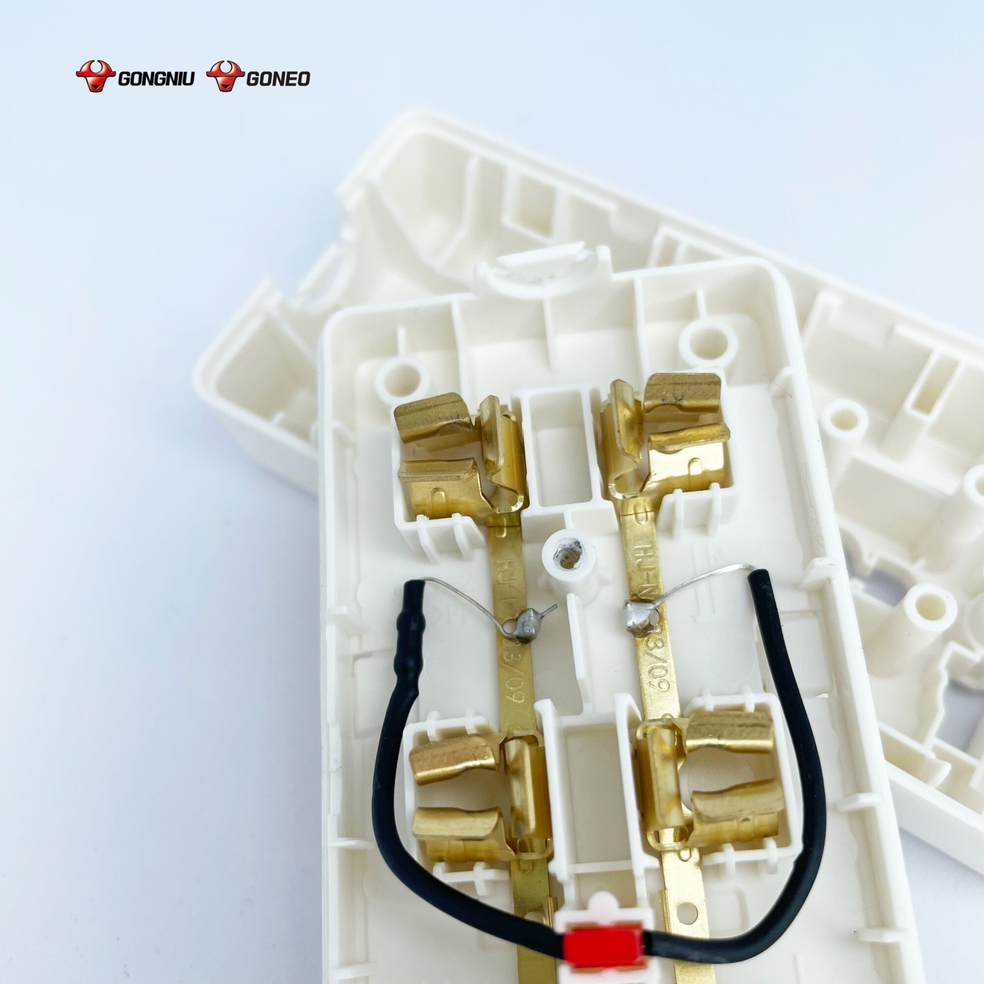 Ổ Cắm Điện GONEO W0210 - 3 Cổng An Toàn