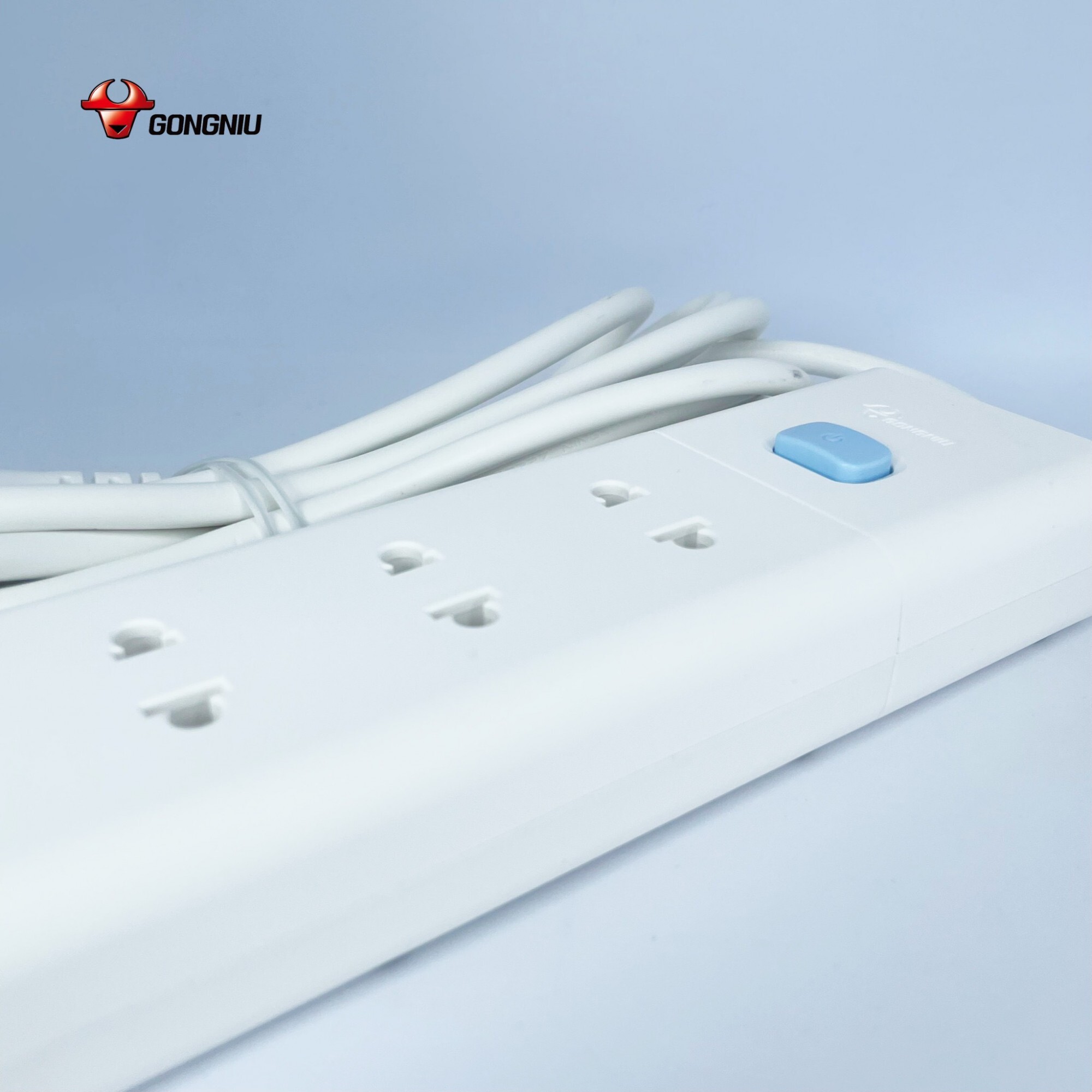 Ổ Cắm Điện Chống Cháy GONEO Đa Năng 4 Ổ 1 Công Tắc 2500W - V1040