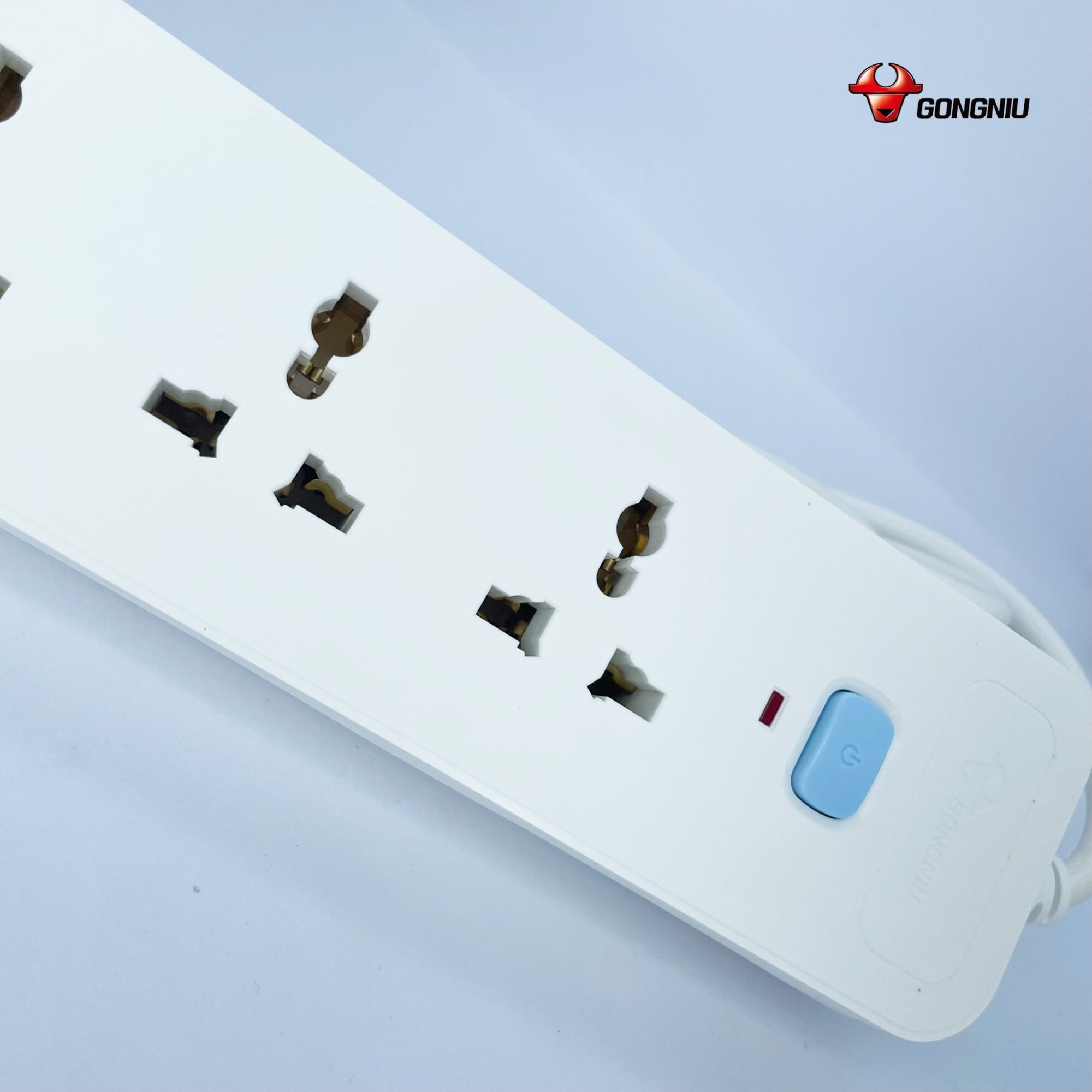 Ổ Cắm Điện Chống Cháy GONEO 4 Ổ Đa Năng 1 Công Tắc 2500W – N1040