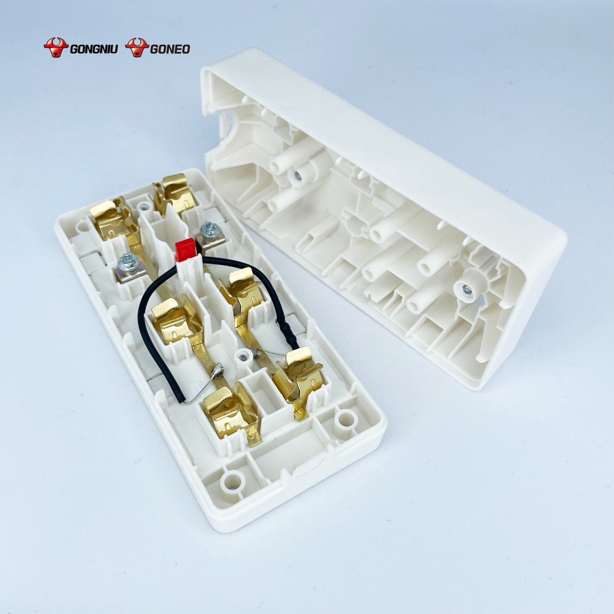 Ổ Cắm Điện GONEO W0210 - 3 Cổng An Toàn
