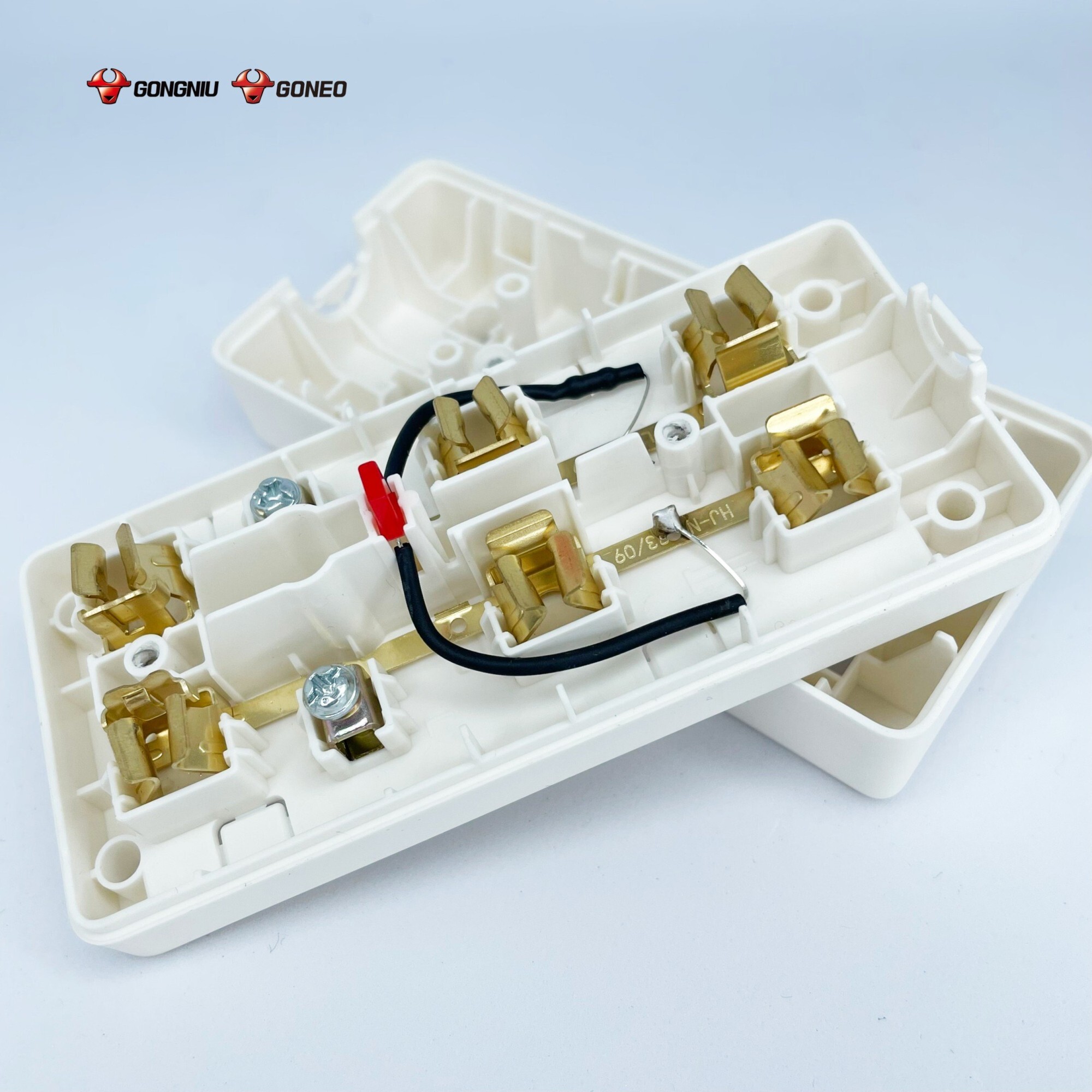 Ổ Cắm Điện GONEO W0210 - 3 Cổng An Toàn