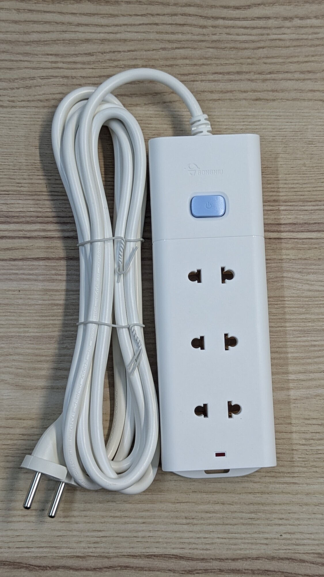 Ổ Cắm Điện Chống Cháy GONEO Đa Năng 3 Ổ 1 Công Tắc 2500W – V1030