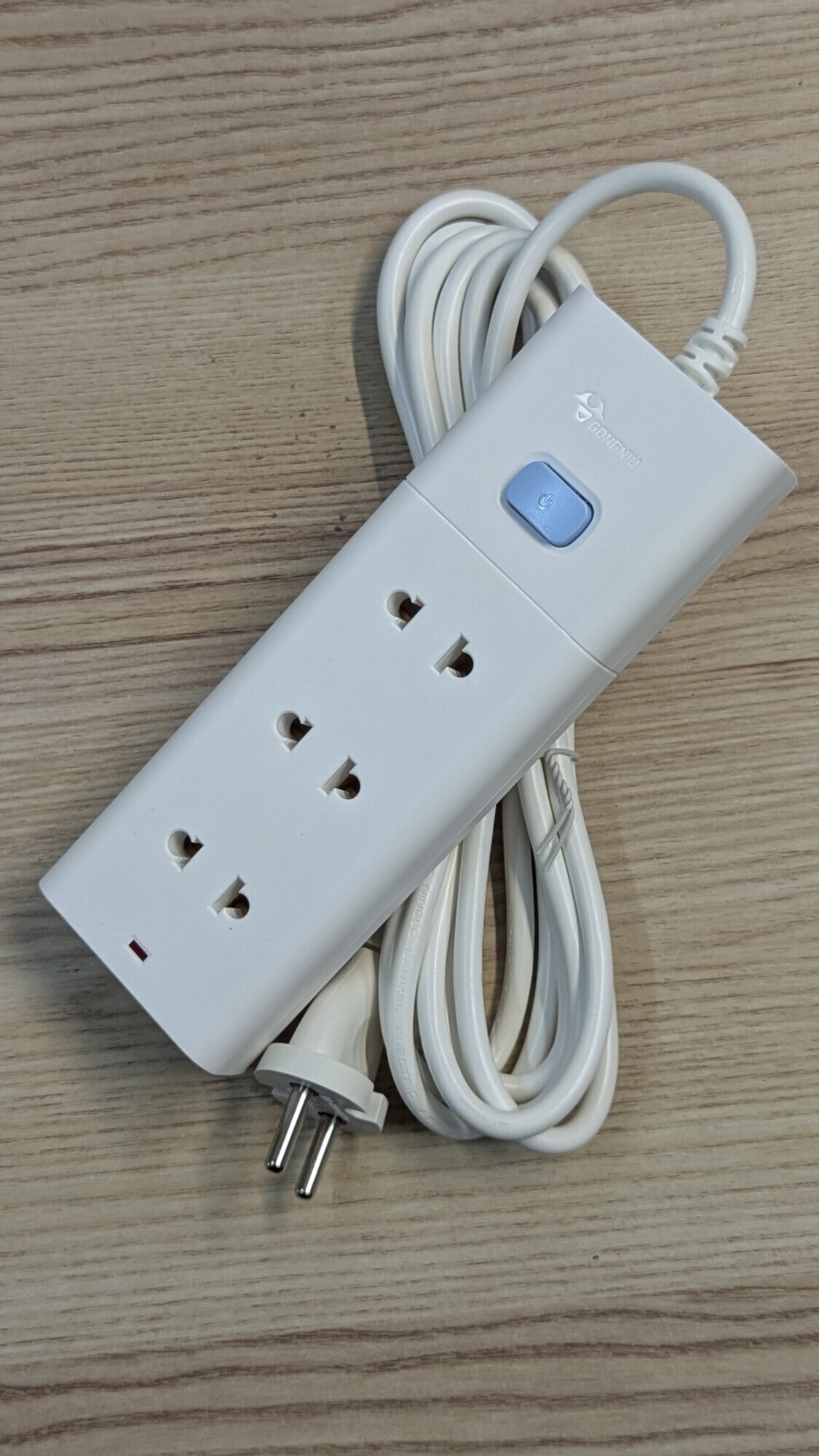 Ổ Cắm Điện Chống Cháy GONEO Đa Năng 3 Ổ 1 Công Tắc 2500W – V1030
